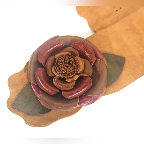 Handmade Leather Flower Buckle Wide Natural Scalloped Edge Leather Belt 1980’s - Picture 3 of 10